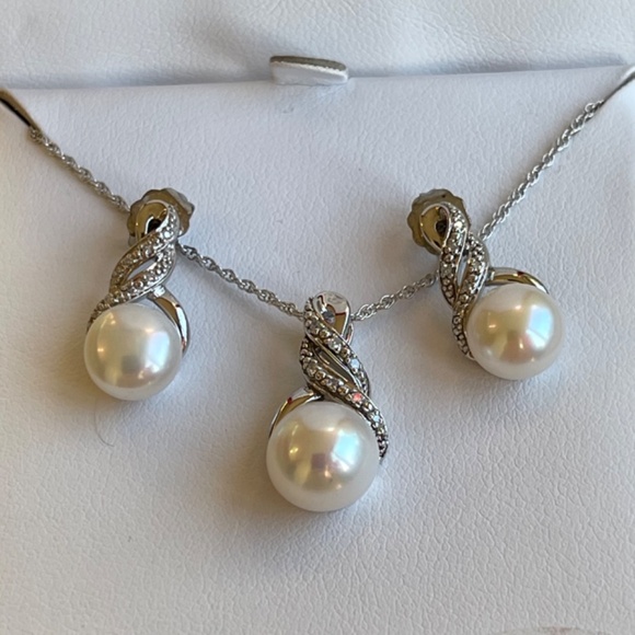 2-Pc. Set Cultured Freshwater Pearl (6 & 8mm) and Diamond  NWT. R.H. Macy and Co. Pearl (8 & 9mm) and Diamond Necklace and Earring Gift Set